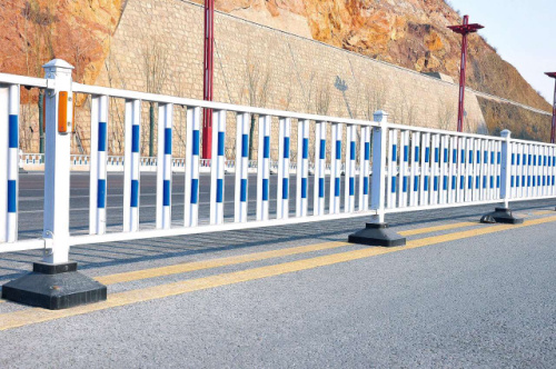 道路護(hù)欄的安裝注意細(xì)節(jié)是什么?樂(lè)意道路護(hù)欄