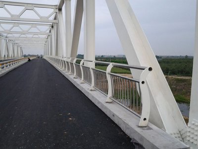 你不知道的是為什么道路上要裝置防撞護(hù)欄?